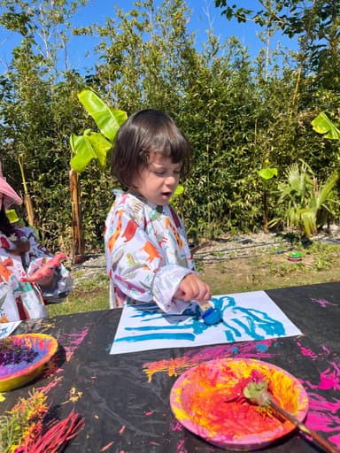 Çocuklar sanat yapıyor